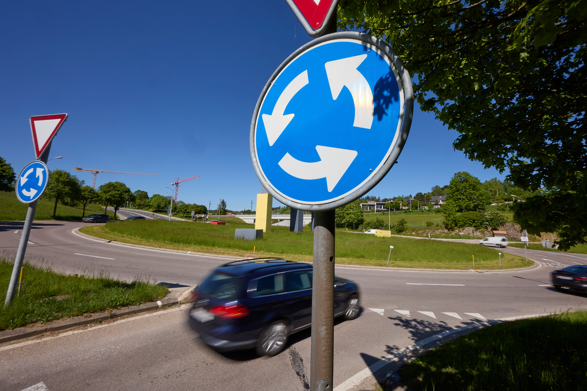 Rond-point du Bas-Reymond à La Chaux-de-Fonds, où des adolescents ont forcé un barrage de police lors d’une course-poursuite