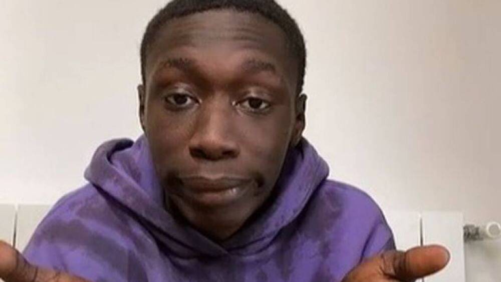 Khaby Lame, influenceur TikTok, en pleine activité