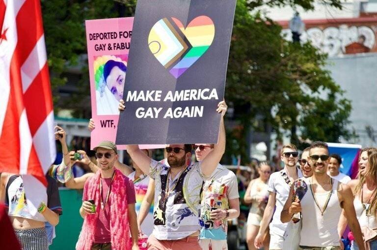 Manifestation LGBTQ+ à Washington avec drapeaux arc-en-ciel et foule en délire