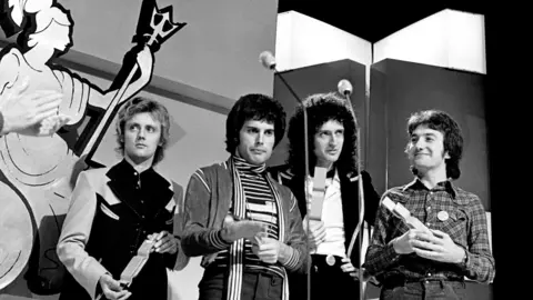 Roger Taylor, Freddie Mercury, Brian May et John Deacon avec un Brit Award