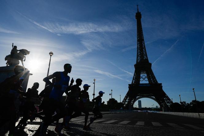 Les athlètes courent devant la Tour Eiffel lors du marathon masculin de l’épreuve d’athlétisme des Jeux olympiques, à Paris, le 10 août 2024.