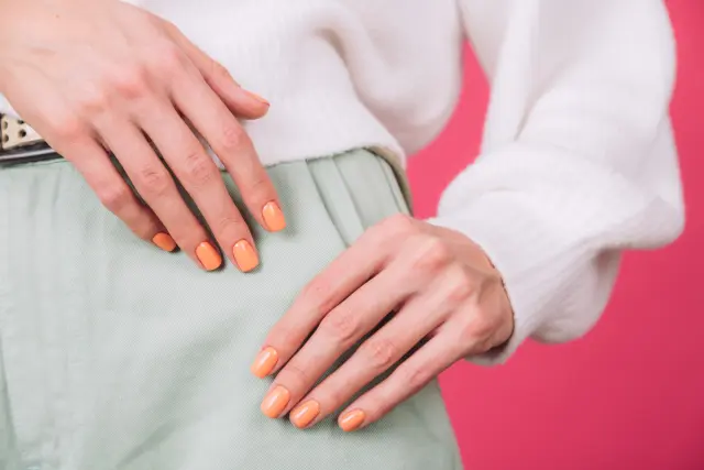 Uñas color melón cantalupo, una de las favoritas de esta temporada.