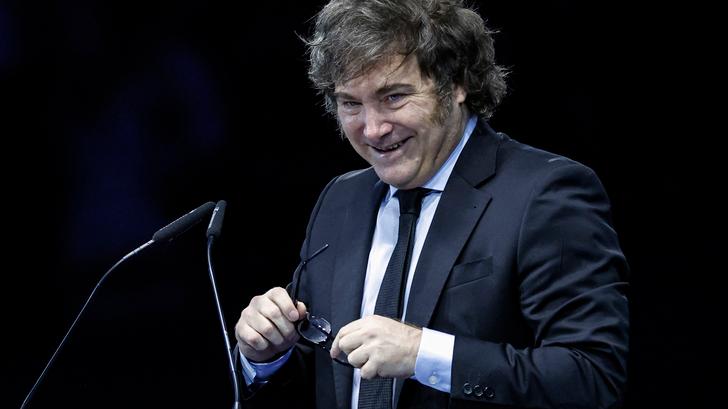 Dans un discours survolté au Forum économique de Madrid, le président argentin a relancé les hostilités contre le Premier ministre espagnol qu’il accuse d’être corrompu et donc d’être « un voyou local ».