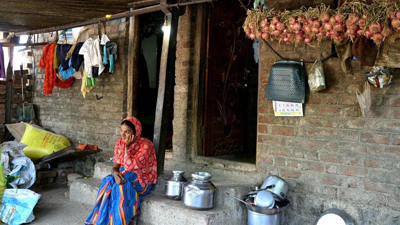 Mirabai Khindkar, dont le mari Amol, agriculteur, s'est suicidé en raison de l'accumulation de prêts financiers, assise devant la maison de ses beaux-parents dans le village d'Ambilwadgaon, dans l'Etat du Maharashtra, le 3 mai 2025 en Inde