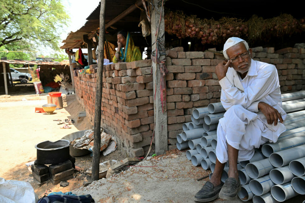 Bhagabai (g) et son mari, Sanjivan Khindkar, dont le fils Amol, agriculteur, s'est suicidé en raison de l'accumulation de prêts financiers, dans leur maison du village d'Ambilwadgaon dans l'Etat du Maharashtra, le 3 mai 2025 en Inde