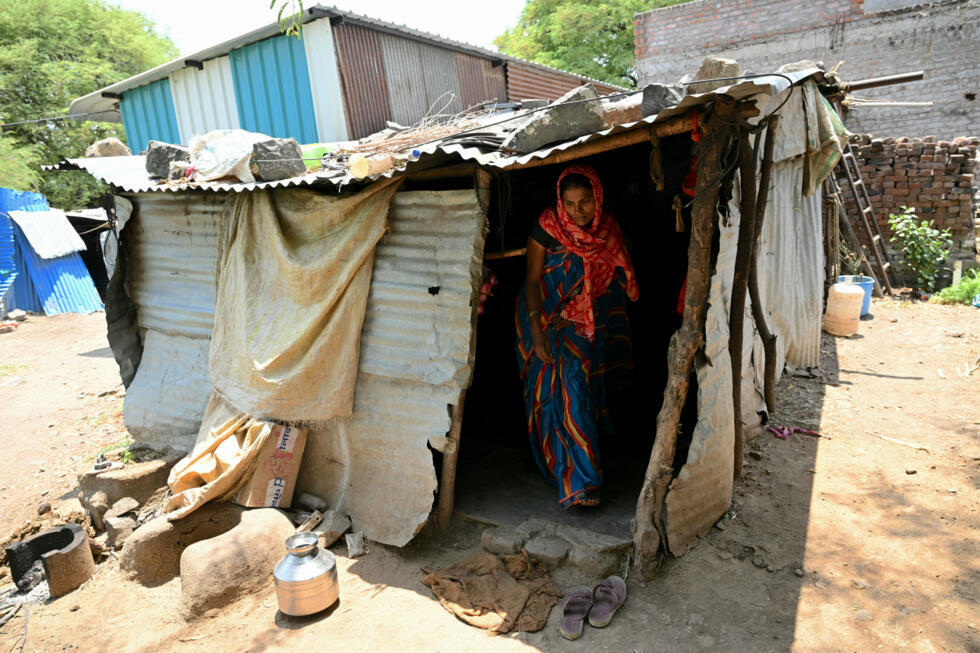 Mirabai Khindkar, dont le mari Amol, agriculteur, s'est suicidé en raison de l'accumulation de prêts financiers, dans sa baraque du village d'Ambilwadgaon, dans l'Etat du Maharashtra, le 3 mai 2025 en Inde