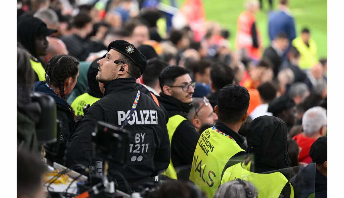 Spectateur tombant lors de la finale de la Ligue des Nations