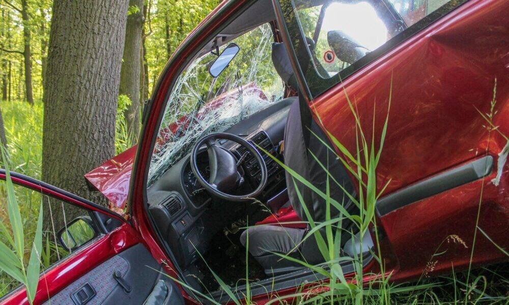 Vue d’un accident de voiture grave sur la route