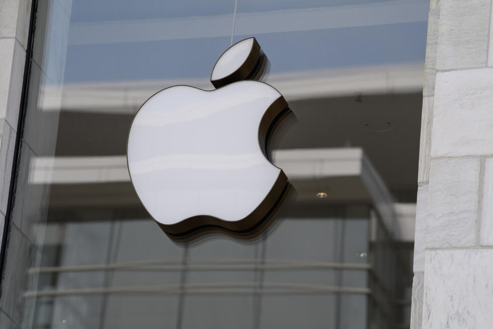 Logo d'Apple à l'entrée d'une boutique de la marque, le 14 septembre 2021 à Washington