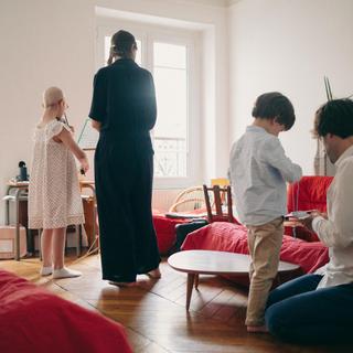 Paris le 21 mai 2025. Salomé, 8 ans et atteinte d’un cancer, avec sa mère, Christelle, son frère, Auguste, et son père, Paul, à leur domicile.