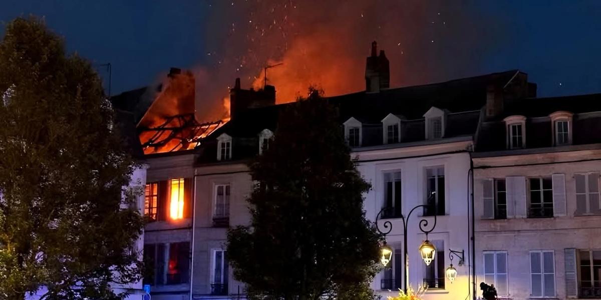 Pompiers en intervention lors d'un incendie à Laon