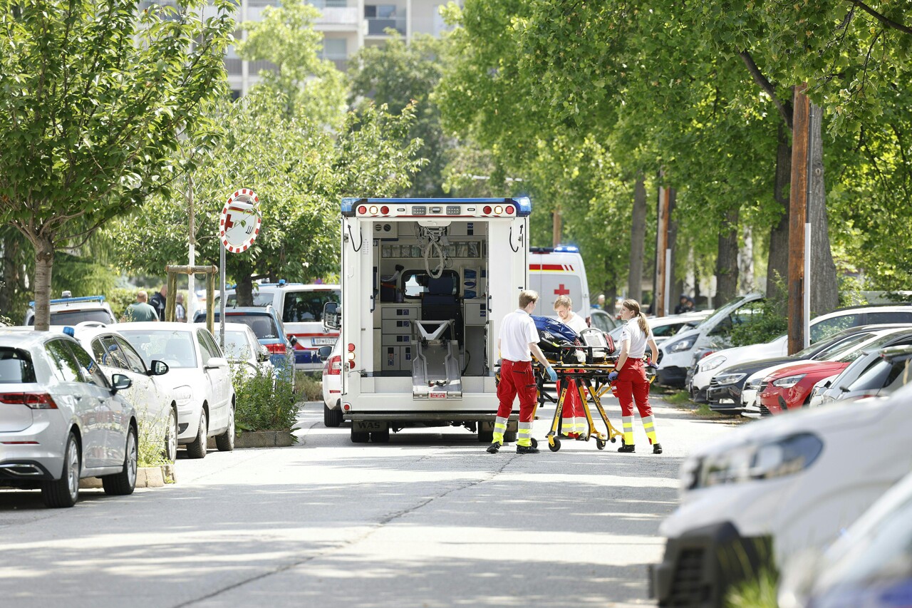 Scène d'intervention policière devant une école de Graz