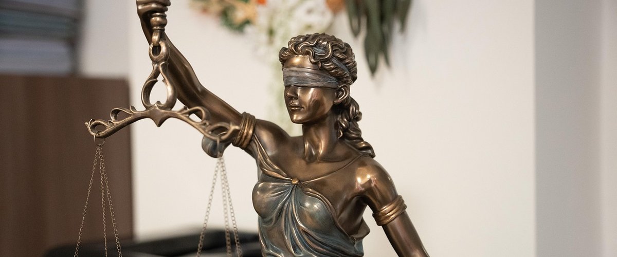 Perquisitions et saisies d'armes lors de l'enquête sur la cellule extrémiste