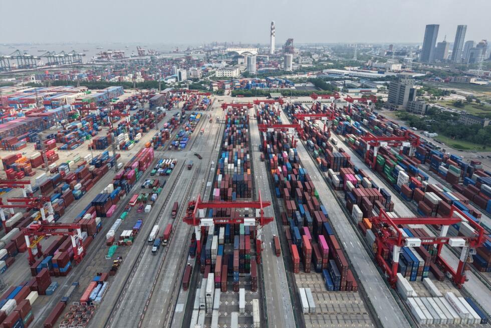 Des conteneurs d'expédition dans un port à Shanghai, le 9 juin 2025.