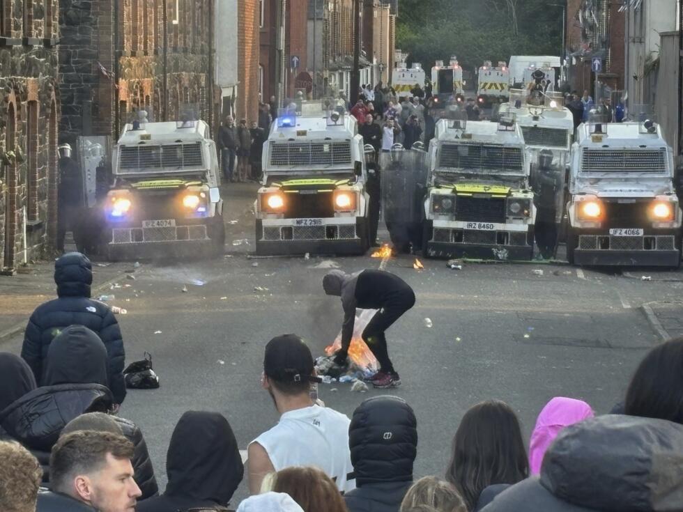Véhicules de police anti-émeute bloquant une route à Ballymena.