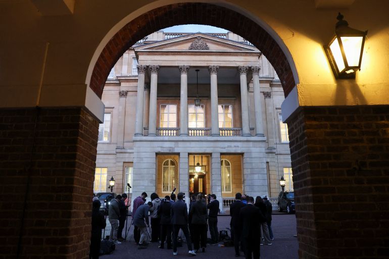 Membres des médias devant Lancaster House lors des négociations commerciales entre les États-Unis et la Chine, Londres, 10 juin 2025.