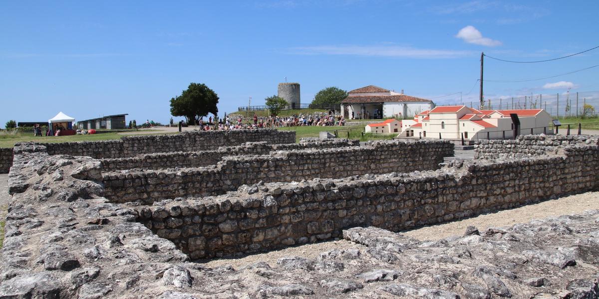 Visite archéologique en pleine nature avec des vestiges romains en arrière-plan
