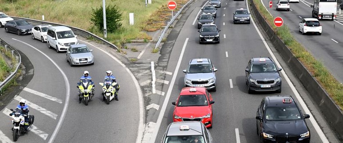 Chauffeurs VTC mobilisés à Toulouse devant l'aéroport de Blagnac