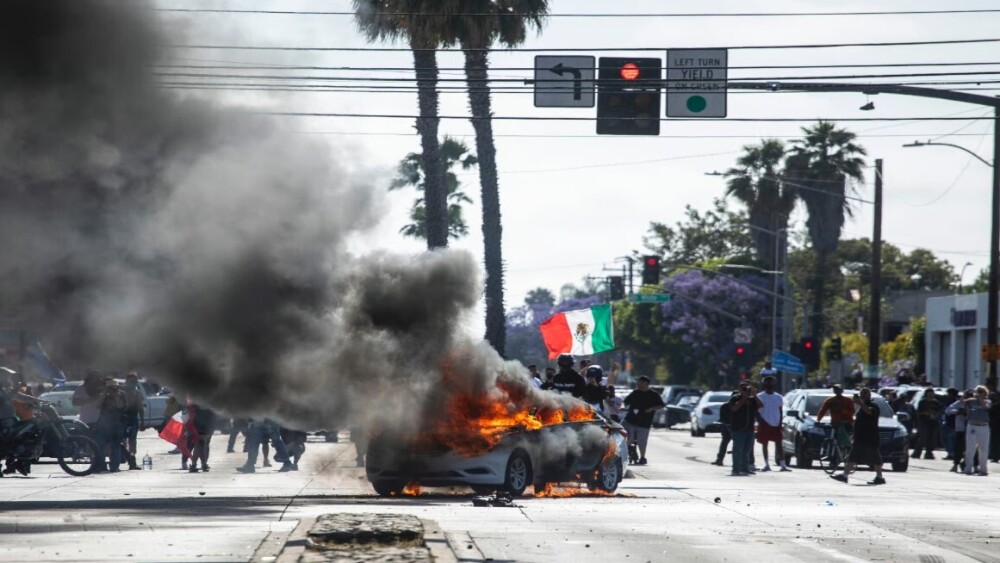 Voiture en feu lors des manifestations à Los Angeles
