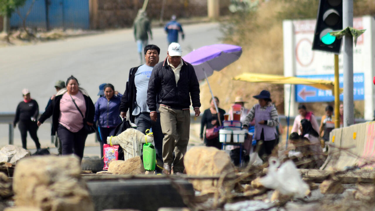 Un barrage sur une route près de Cochabamba, en Bolivie, le 10 juin 2025