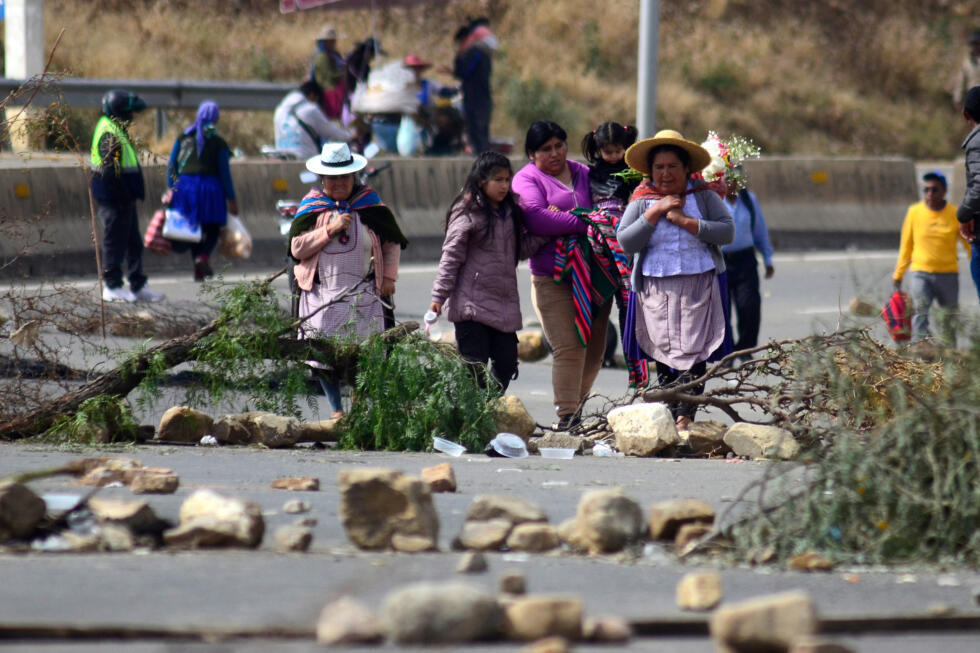 Un barrage sur une route près de Cochabamba, en Bolivie, le 10 juin 2025