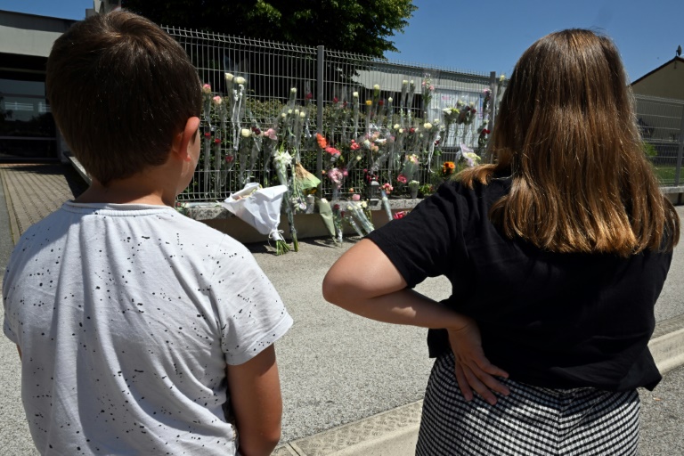 Familles et proches déposent des fleurs devant le collège de Nogent