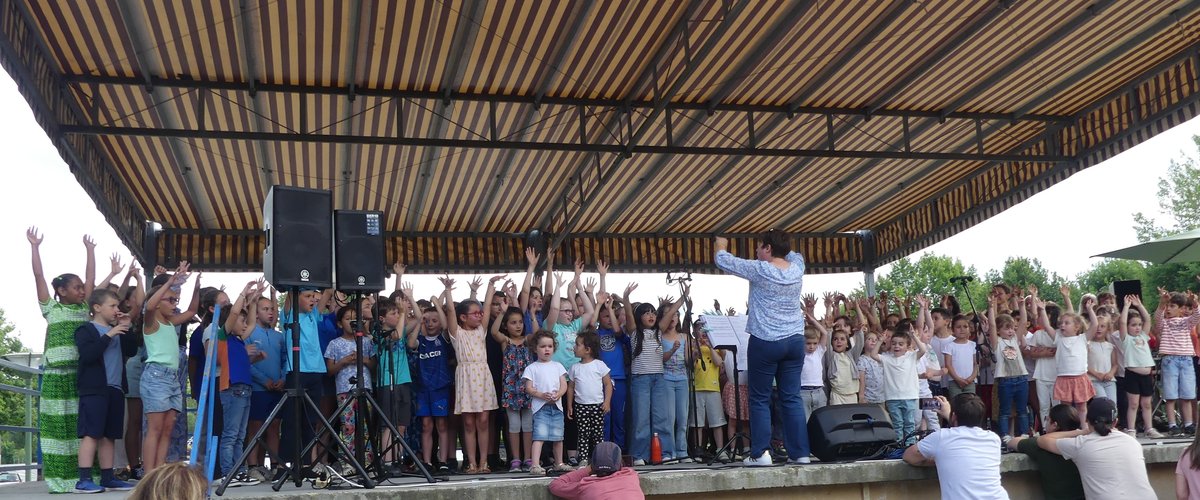 Jeunes musiciens lors d'une fête de la musique à Soues