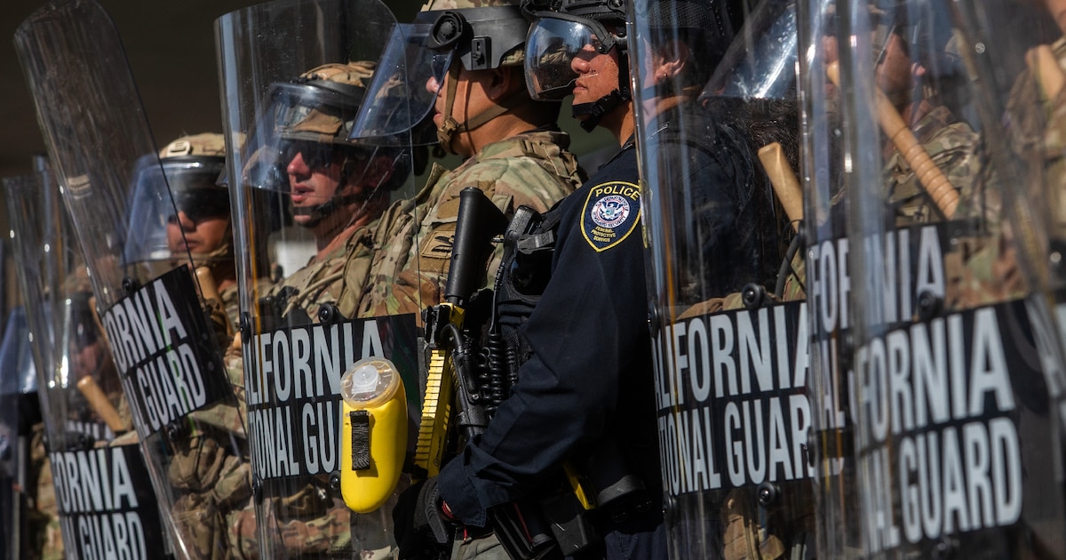 Des membres de la Garde nationale de Californie devant un bâtiment fédéral, le 9 juin 2025 à Los Angeles