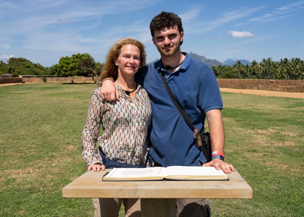 Caroline et Tom de Race Across The World.