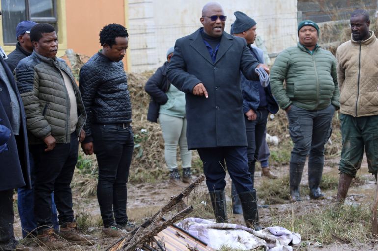 Oscar Mabuyane, Premier ministre du Cap-Oriental, inspectant les dégâts suite aux inondations