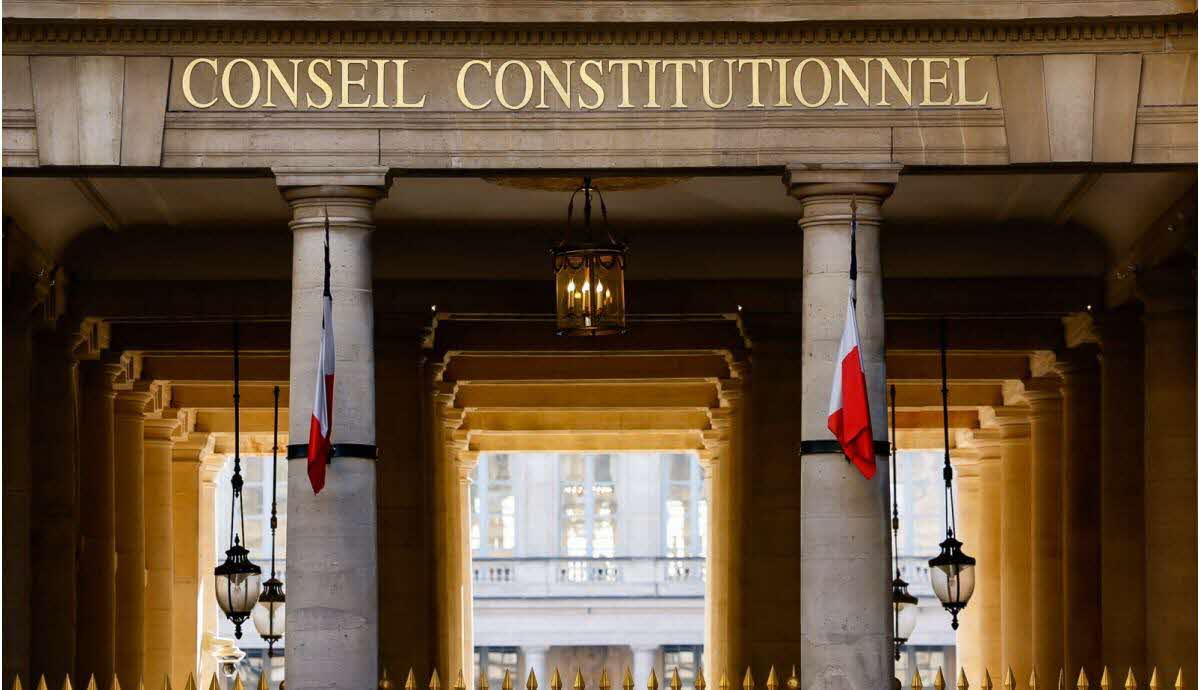 Les membres du Conseil constitutionnel lors de l'examen de la loi narcotrafic