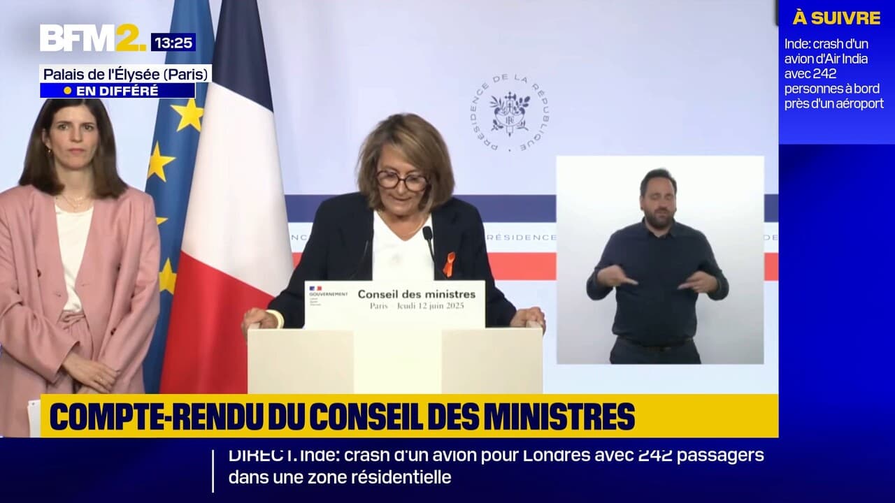 Emmanuel Macron lors du Conseil des ministres, en discussion avec ses ministres