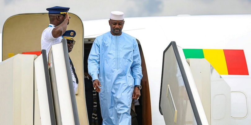Le colonel Assimi Goïta à son arrivée à Saint-Pétersbourg, le 26 juillet 2023, pour participer au deuxième sommet Russie-Afrique. Déjà président de la transition, le chef de la junte malienne entend désormais s’inscrire dans la durée.