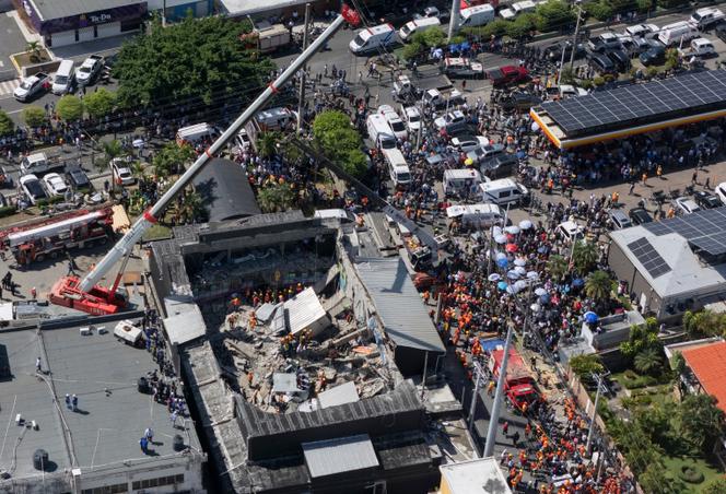 Des secouristes recherchent des survivants dans la boîte de nuit Jet Set après l’effondrement de son toit lors d’un concert de merengue à Saint-Domingue, en République dominicaine, le 8 avril 2025.