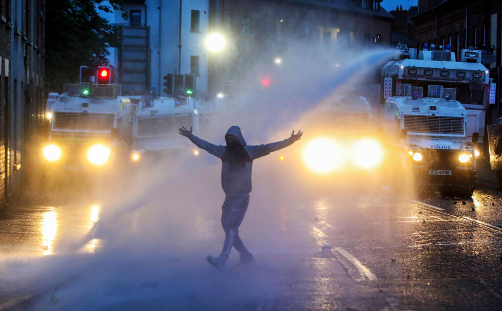 La police utilise un canon à eau pour disperser les manifestants lors d'une troisième nuit d'émeutes visant les immigrés à Ballymena, en Irlande du Nord, le 11 juin 2025