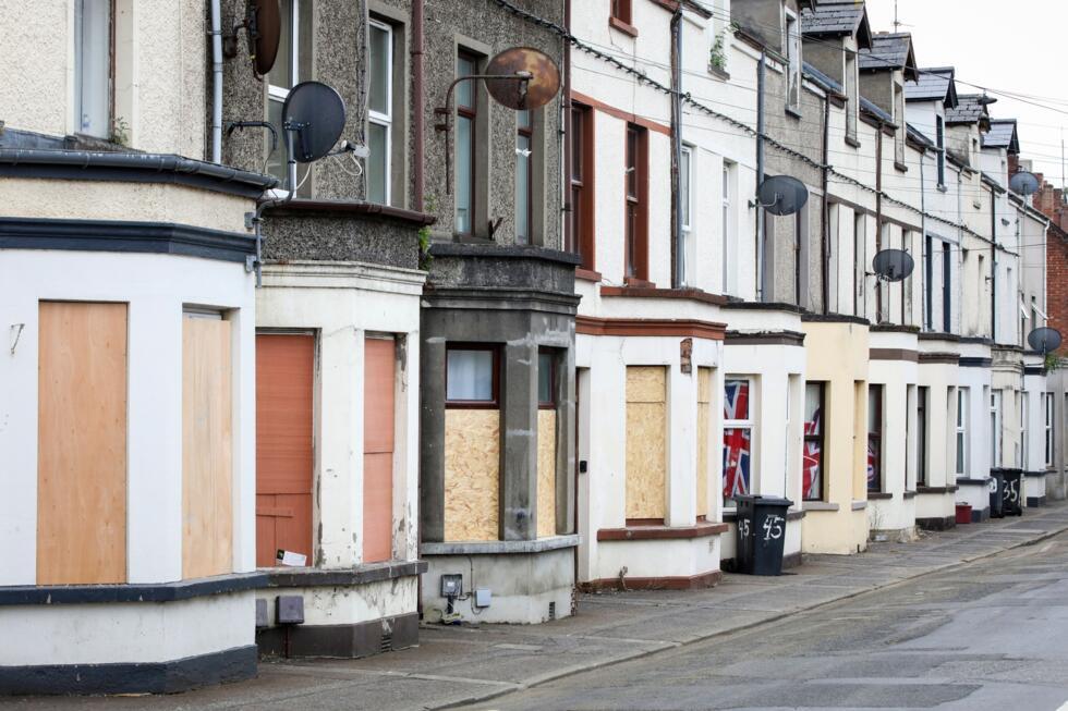 Des maisons barricadées, après une deuxième nuit d'émeutes visant des immigrés, le 11 juin 2025 à Ballymena, en Irlande du Nord