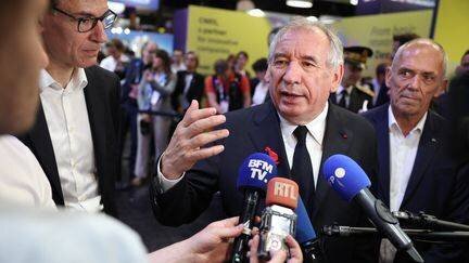 Le Premier ministre, François Bayrou, lors de sa visite du salon des nouvelles technologies VivaTech, le 12 juin 2025. (THOMAS SAMSON / AFP)