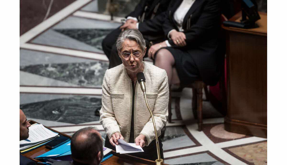 Élisabeth Borne lors d'une visite dans une école, annonçant un nouveau protocole