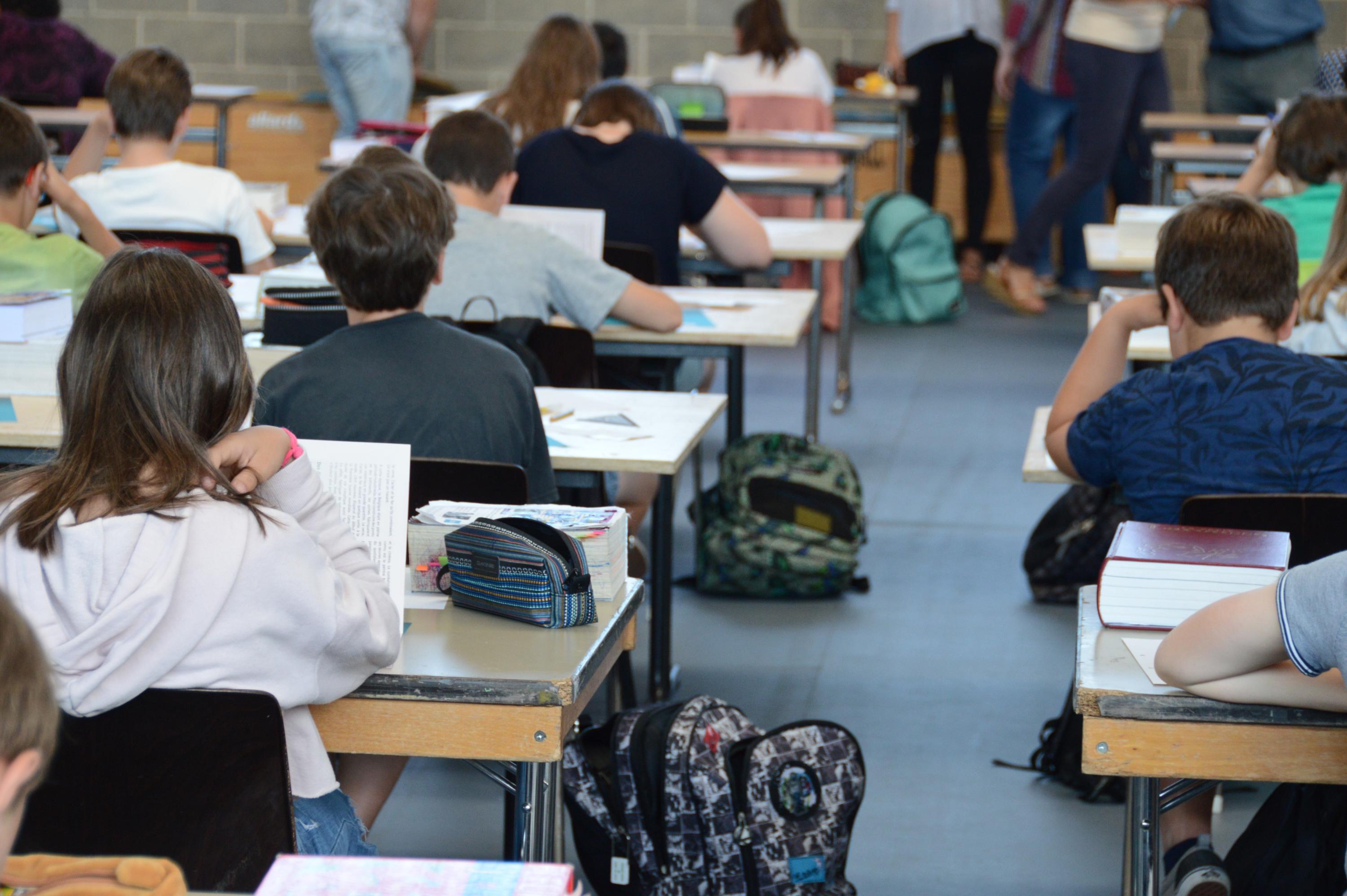 Examen du baccalauréat avec des étudiants en pleine rédaction