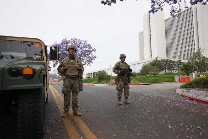 Des marines devant le bâtiment fédéral de Wilshire, à Los Angeles, le 12 juin 2025.