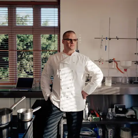 Heston Blumenthal dans son laboratoire de cuisine, chef et propriétaire de The Fat Duck.