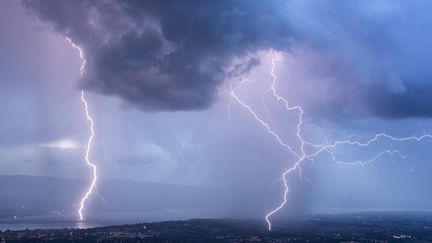 Un orage à Annemasse (Haute-Savoie), en novembre 2024. (CHRISTOPHE SUAREZ / AFP)