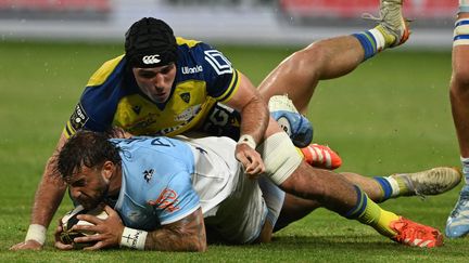 Federico Mori, joueur de l'Aviron bayonnais, plaqué lors du quart de finale de Top 14 face à Clermont, vendredi 13 juin.