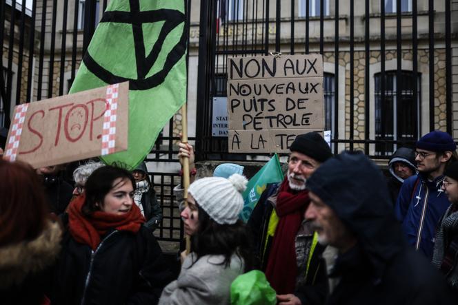 Rassemblement de protestation contre la construction de nouveaux puits de pétrole, devant la sous-préfecture d’Arcachon, en Gironde, le 9 décembre 2023.