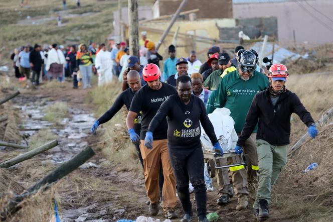 Les secouristes transportent le corps d’une personne morte dans des inondations, à Mthatha, en Afrique du Sud, le 12 juin 2025.