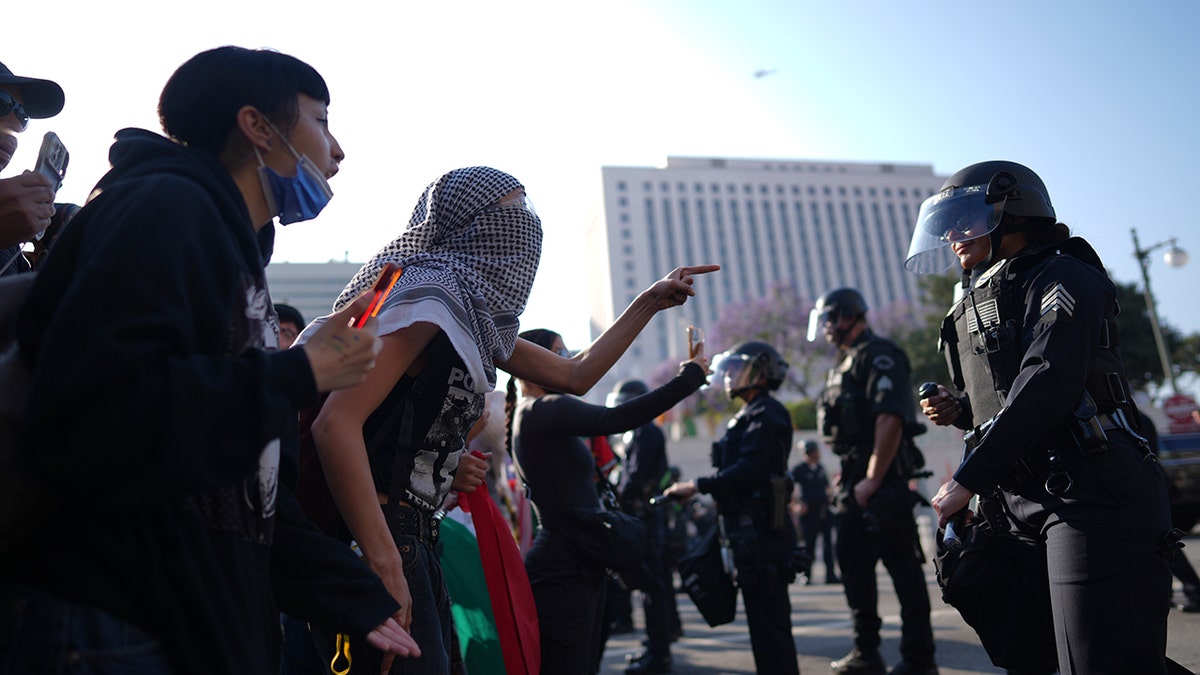 Affrontement entre manifestants et forces de l'ordre à Los Angeles le 9 juin 2025. (AP Photo/Eric Thayer)