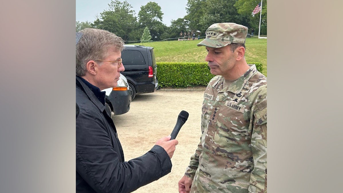 Greg Palkot et le général Christopher Donahue, Commandant de l'armée américaine en Europe et en Afrique
