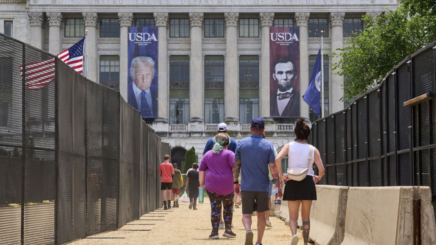 Manifestants lors d'une manifestation contre Trump et le défilé militaire aux États-Unis