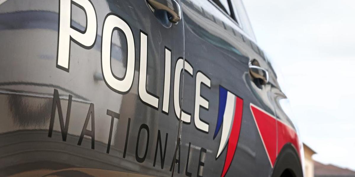 Policiers devant un immeuble à Rezé lors d'une intervention suite à un drame