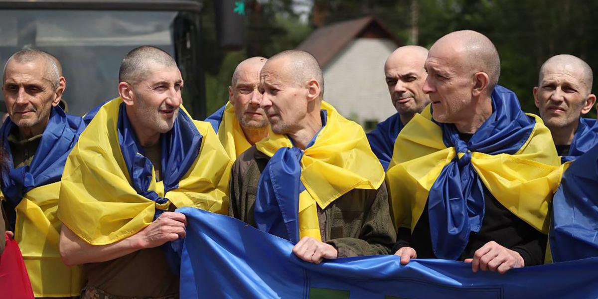 Soldats ukrainiens et russes lors d'un échange de prisonniers